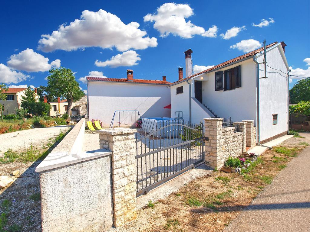 House Sandra 1430 Peresiji Экстерьер фото